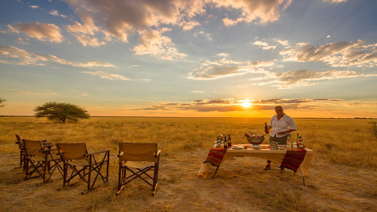 Central-Kalajari-Game-Reserve-Sundowners---Made-in-Africa-privately-hosted-Botswana-Safari